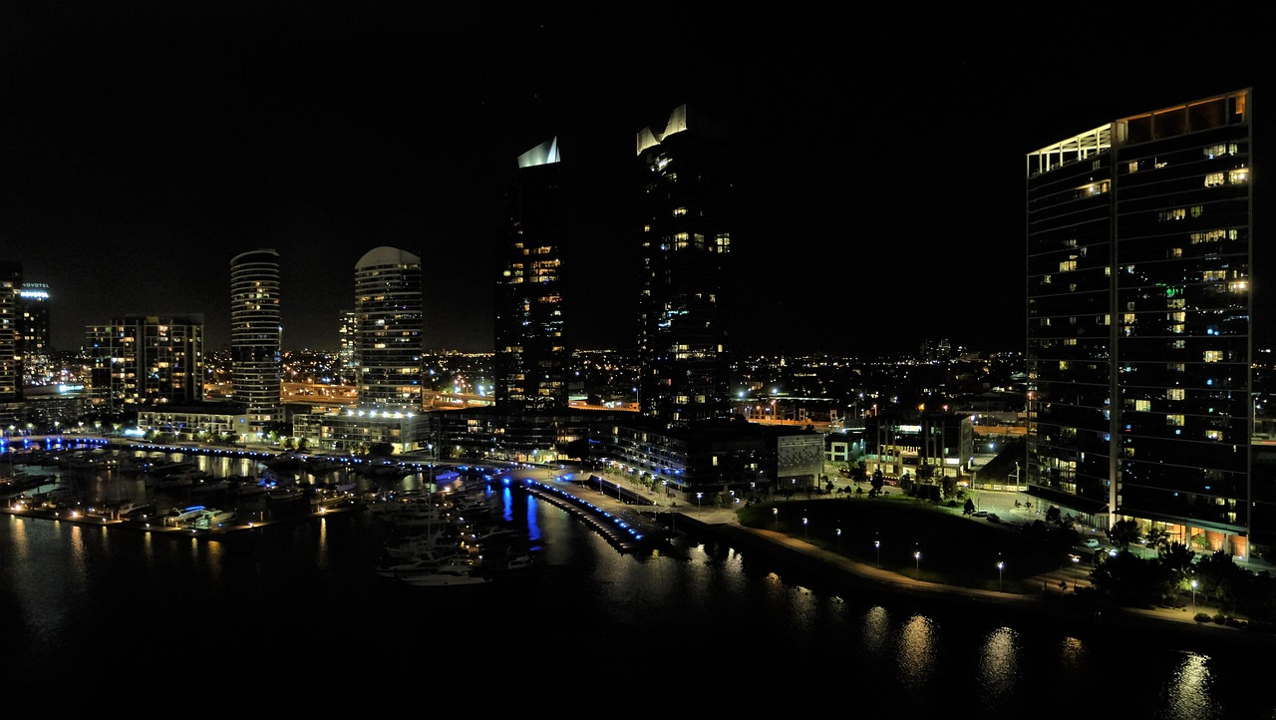 Night-time shot of the Yarra River and Melbourne's skyline