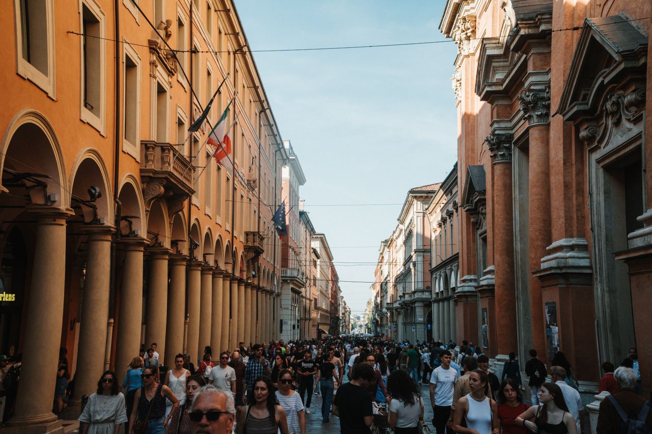 bologna-porticoes-crowded-street